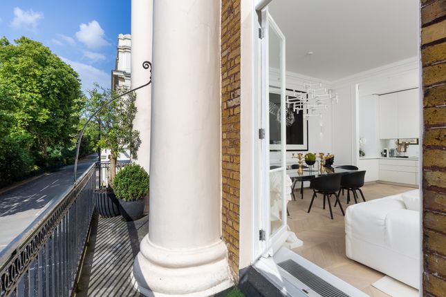 Flat, Flat D,  Eaton Square, London photo 3