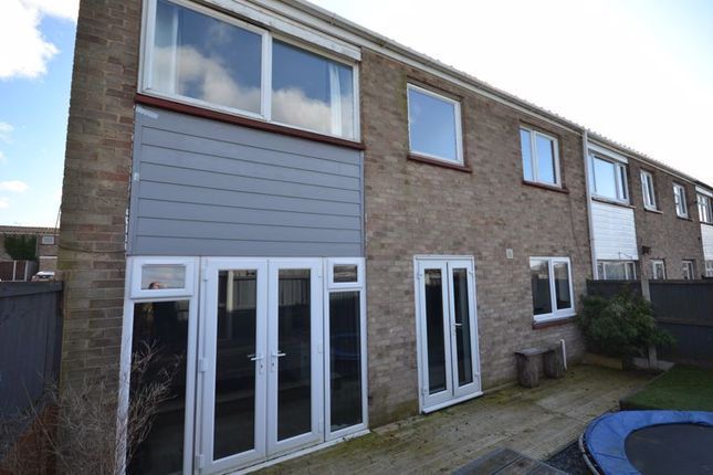 3 bed semi-detached house to rent in Langland Close, Corringham, Stanford-Le-Hope SS17
