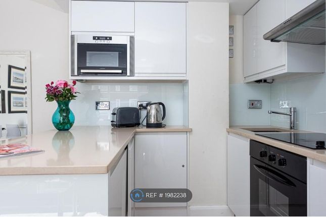 Flat to rent in Nell Gwynn House, London