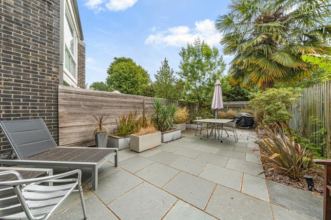 12, Templemere, Surrey photo 4