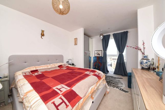 Woodlark apartment ,Damsel Walk, Hendon photo 4