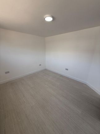 101, Whalebone Lane South, DAGENHAM photo 4