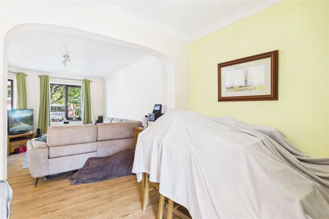 15, Woodfield Way, Reading photo 4
