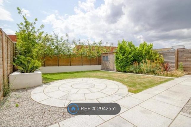 Elderberry Close, Romford photo 2