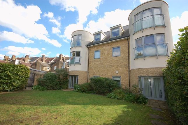 Flat to rent in Harwoods Road, Watford
