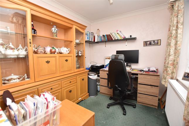 25, Farnham Croft, West Yorkshire photo 4