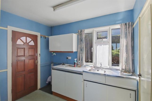 22 Heather Way, Holymoorside, Chesterfield photo 4