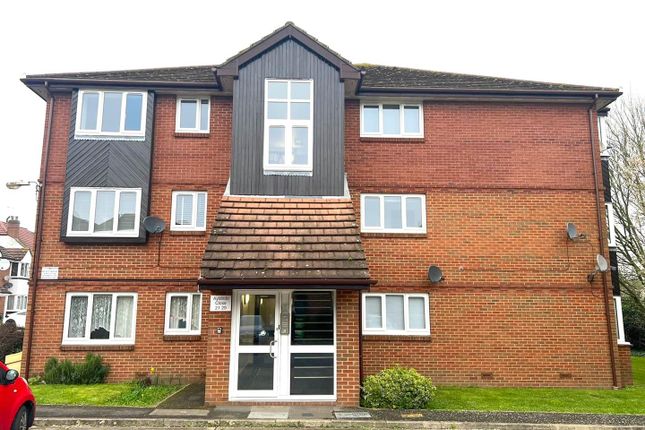 Flat to rent in Aylands Close, Wembley