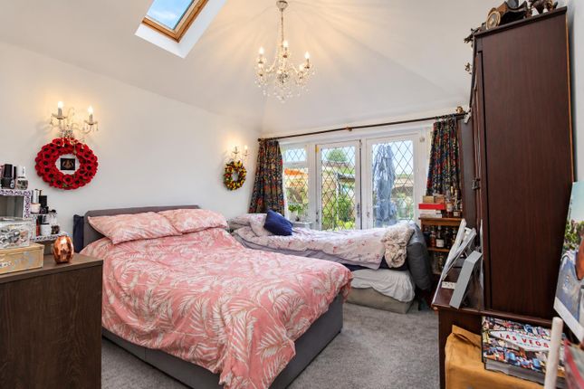 8, Manor Way, Borehamwood photo 4