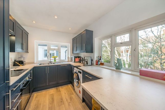 8 Hazelwood Court, South Bank, Surbiton photo 3