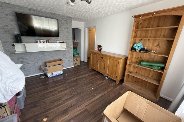 26, Newlands Court, Caterham photo 2