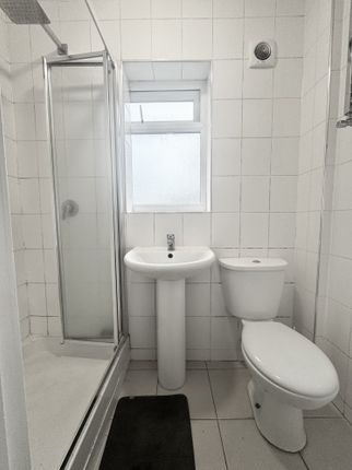 ROOM 3, 131, Bulstrode Avenue, Hounslow photo 3