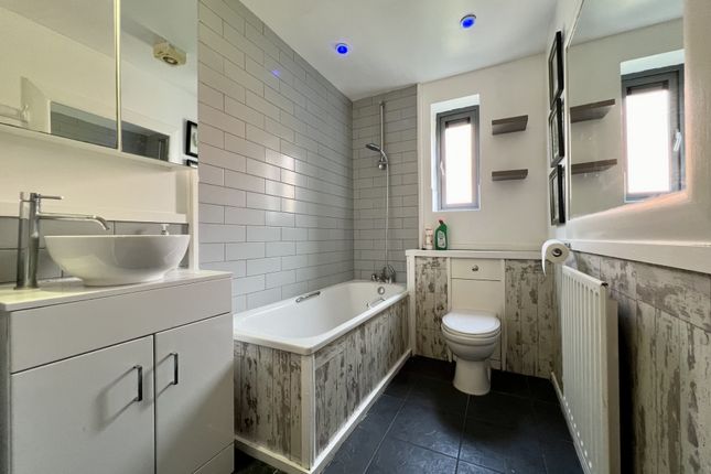 Flat for sale in Lancaster House, Gunyard Mews, Plumstead