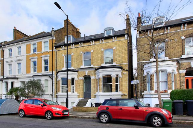 Flat to rent in Gauden Road, Clapham, London