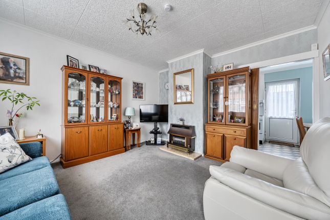 70 Ravel Gardens, Aveley, Essex photo 2