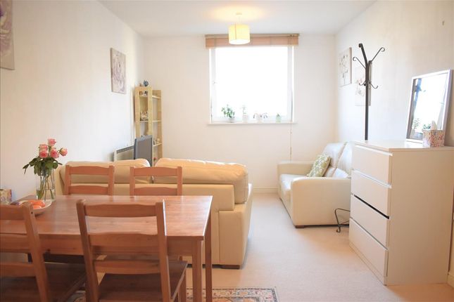 40, Hamlyn House, Feltham photo 3