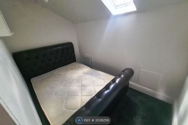 Flat, Bromwich St, Bolton photo 4