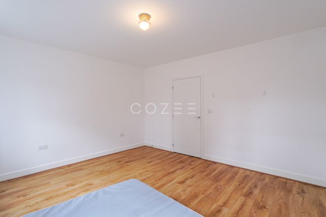 Town house to rent in Lovegrove Way, London
