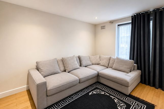 Greenview Court, Greenford photo 3