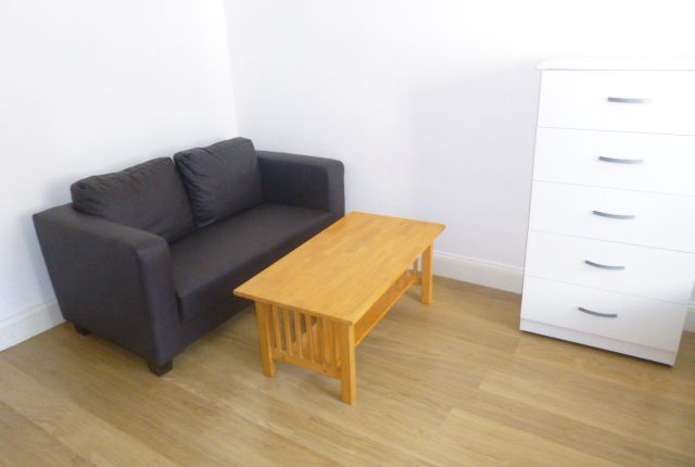 Flat 6 2a, La Rose Lane, London photo 5