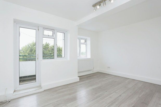 Thumbnail Flat to rent in Restons Crescent, London