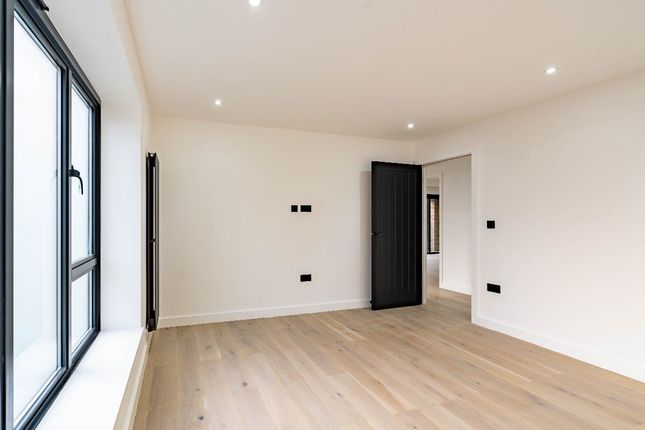Flat for sale in Clinton Road, Forest Gate