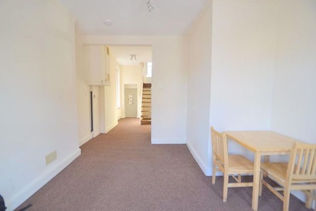 Flat to rent in High Road, North Finchley