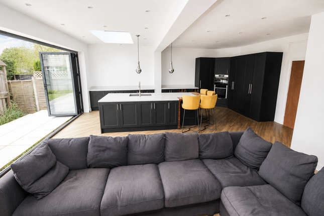 14 Walker Drive, Leigh-on-Sea photo 2