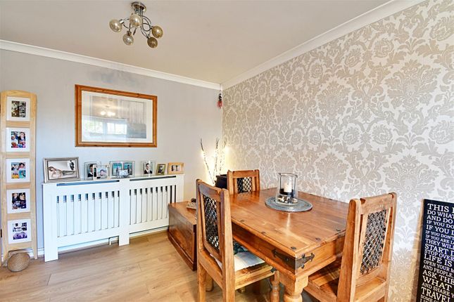 12, Nags Head Close, Hertford photo 4