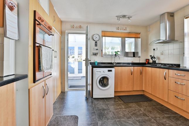 St. Brelades Avenue, Dorset photo 4