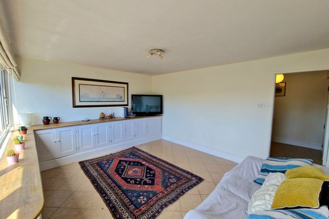 Flat 69, McCarthy Court Banbury Street, London photo 2