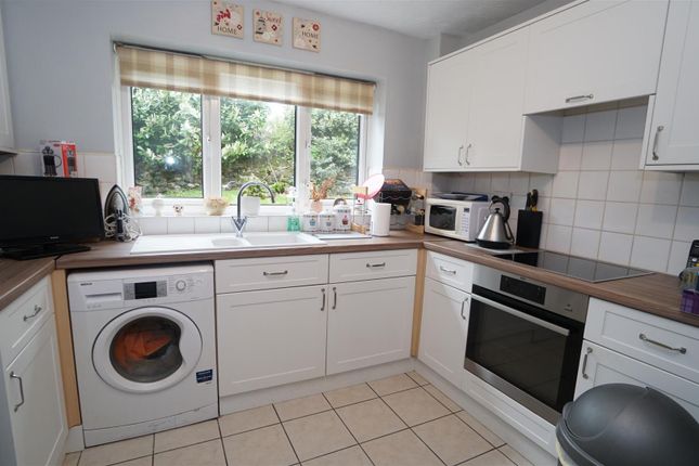 8, Nialls Court, Bradford photo 4
