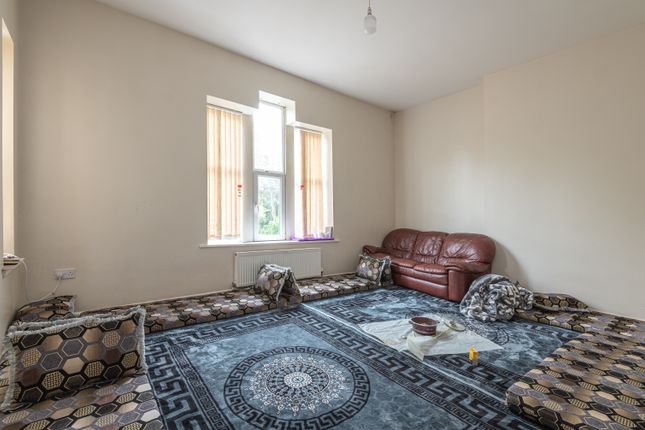 24, Redwing Crescent, Huddersfield photo 2
