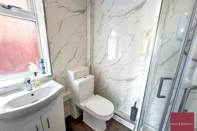 21, Lesney Park, Erith photo 3