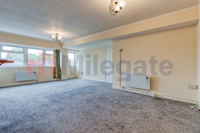 Flat to rent in Lower Addiscombe Road, Croydon