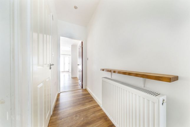 Flat for sale in The Avenue, Coulsdon