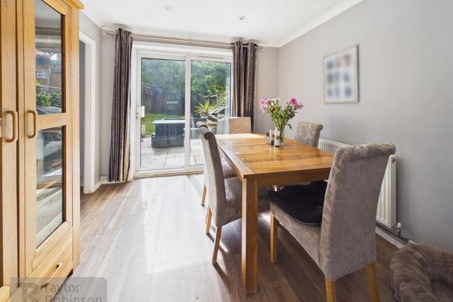 13, Bodiam Close, Crawley photo 3