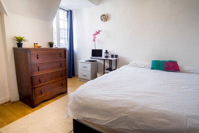 Flat to rent in Teale Street, London
