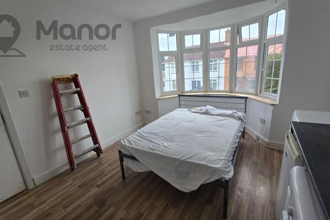 10 Maple Street, Romford photo 2