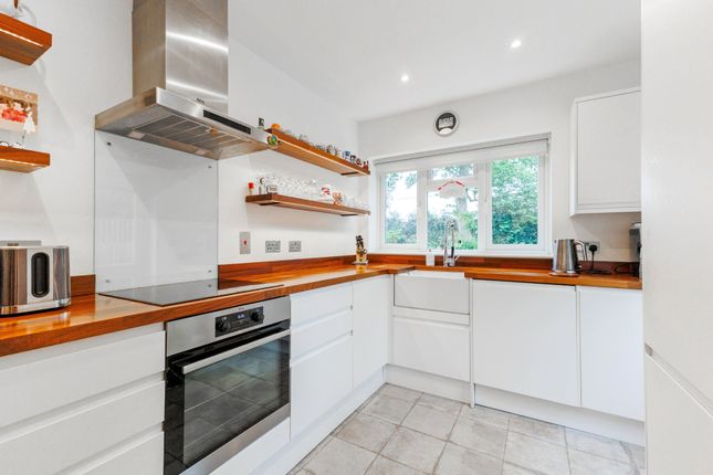 8, The Manor, Godalming photo 2