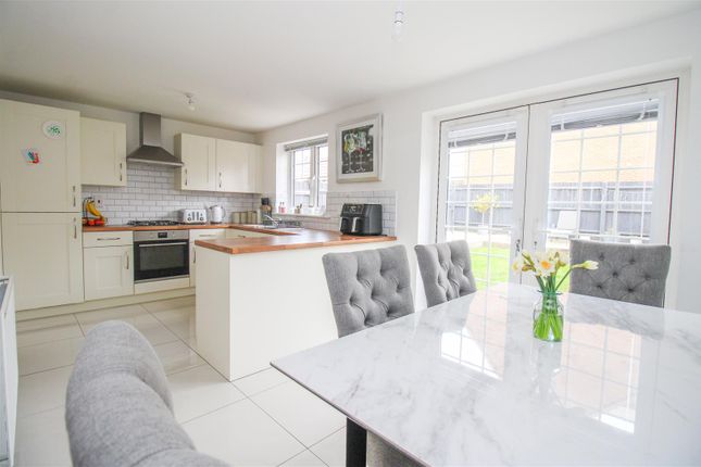 11, Brambling Crescent, Old Harlow photo 2