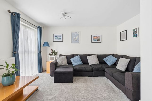 26, Benjamin Lane, SLOUGH photo 2