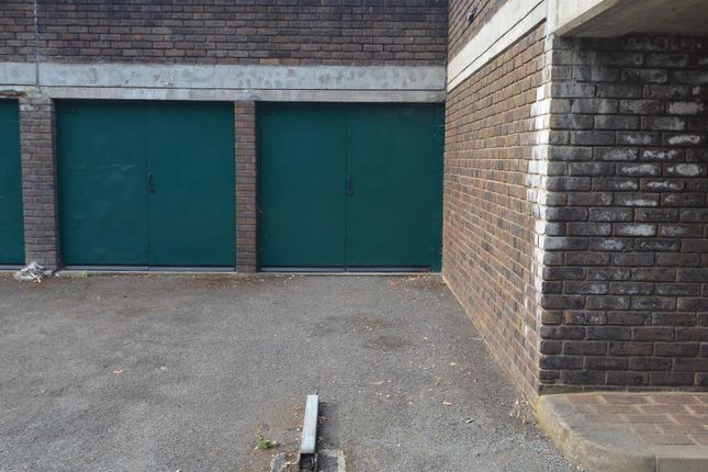 Parking/garage to rent in Justin Close, Brentford