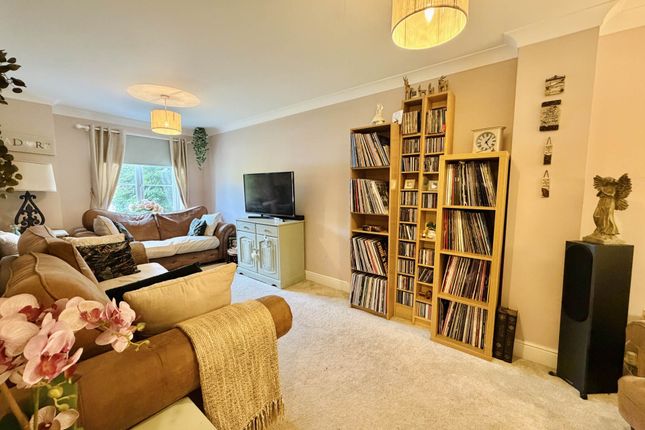 7, Summit House Close, Reading photo 3