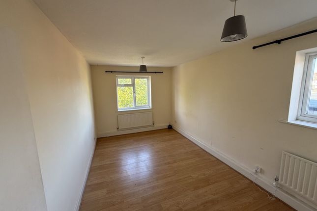 11b, Wood Court, Guildford photo 3