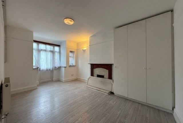 27, The Highlands, Edgware photo 3