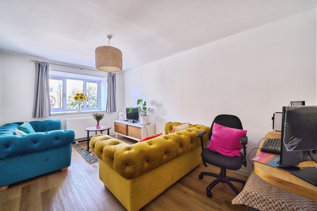 Flat 11, Barbara Ward Court, 4, Brockway Close, London photo 4