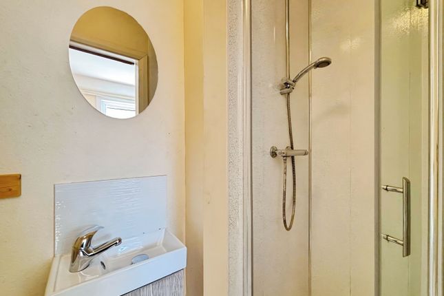 Room 3, 123, Preston Road, Somerset photo 3