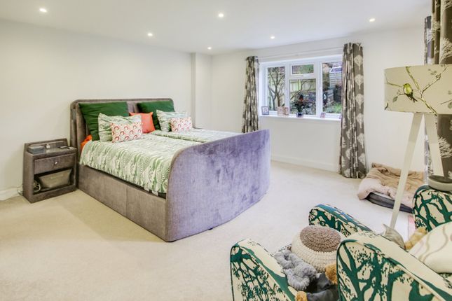 8, Stuart Way, East Grinstead photo 3