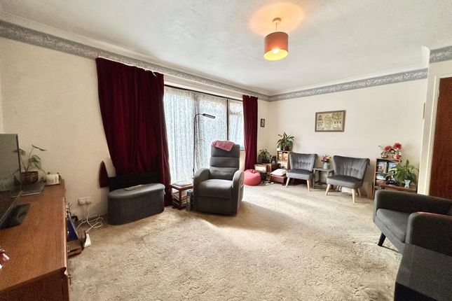 3, Derwent Drive, Dunstable photo 2